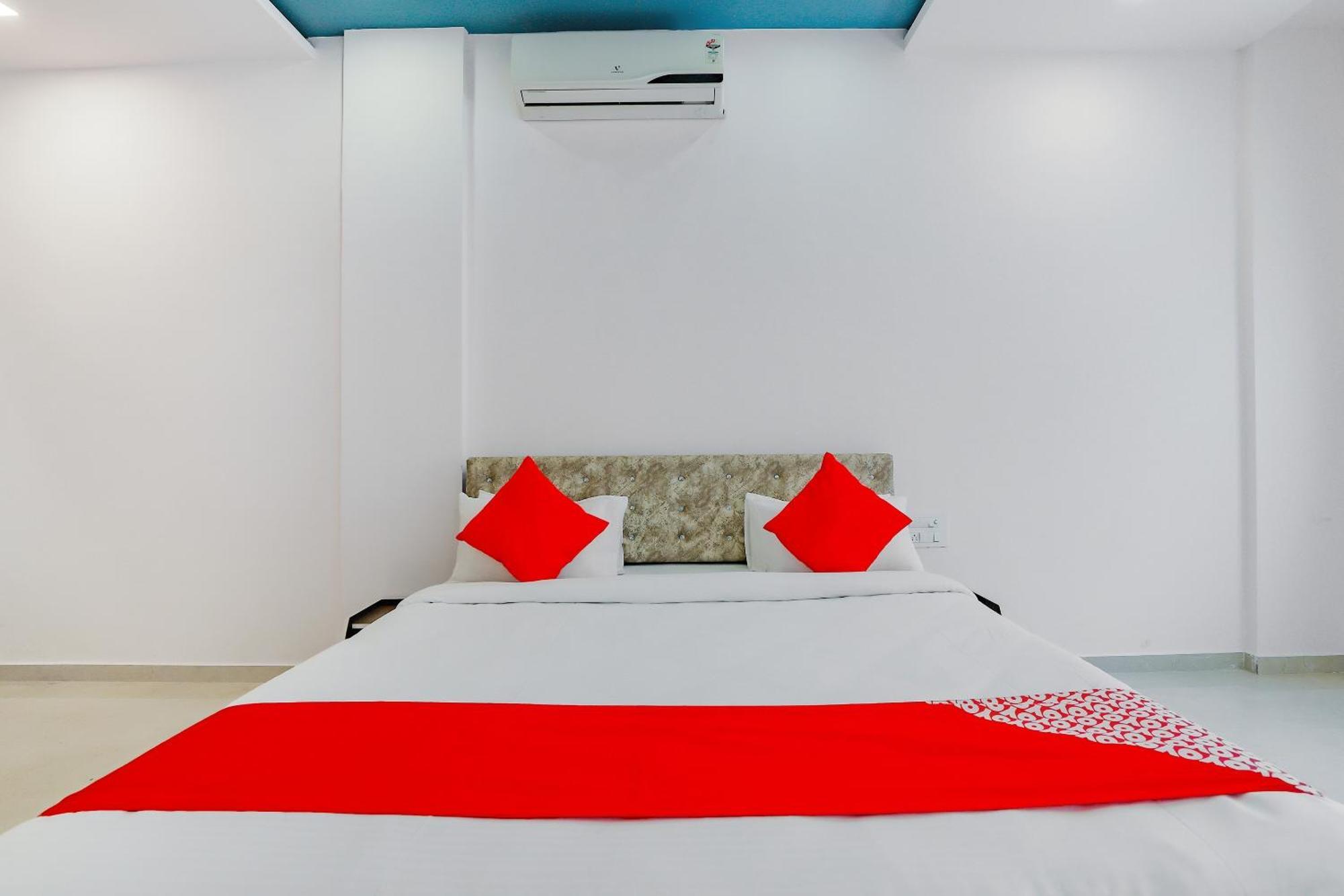 Oyo Hotel Fountain Surat Exterior photo