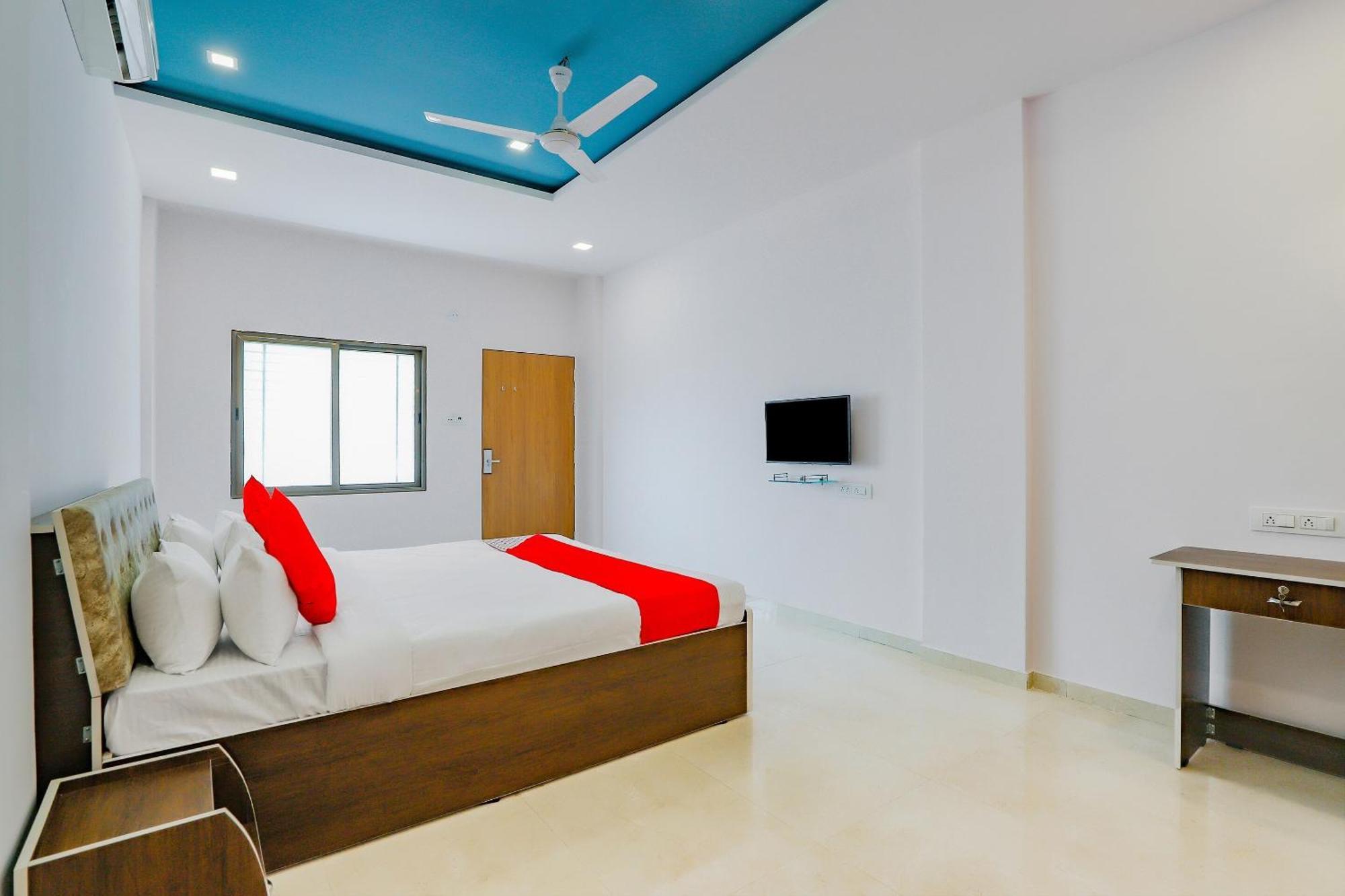 Oyo Hotel Fountain Surat Exterior photo