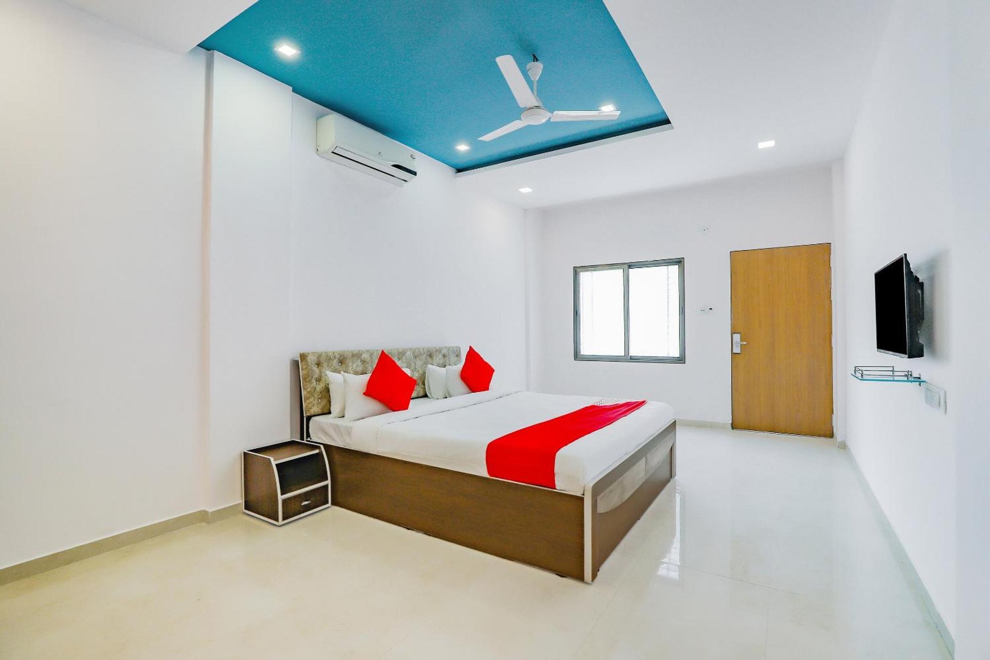 Oyo Hotel Fountain Surat Exterior photo